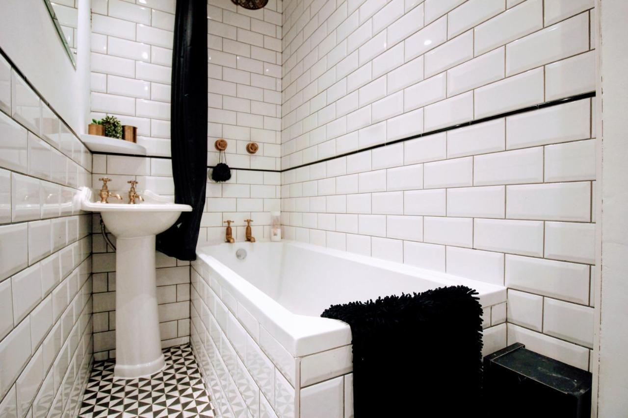 Traditional Victorian 2 Bed In Cobbled Street + Mod Cons - Full Home 伦敦 外观 照片